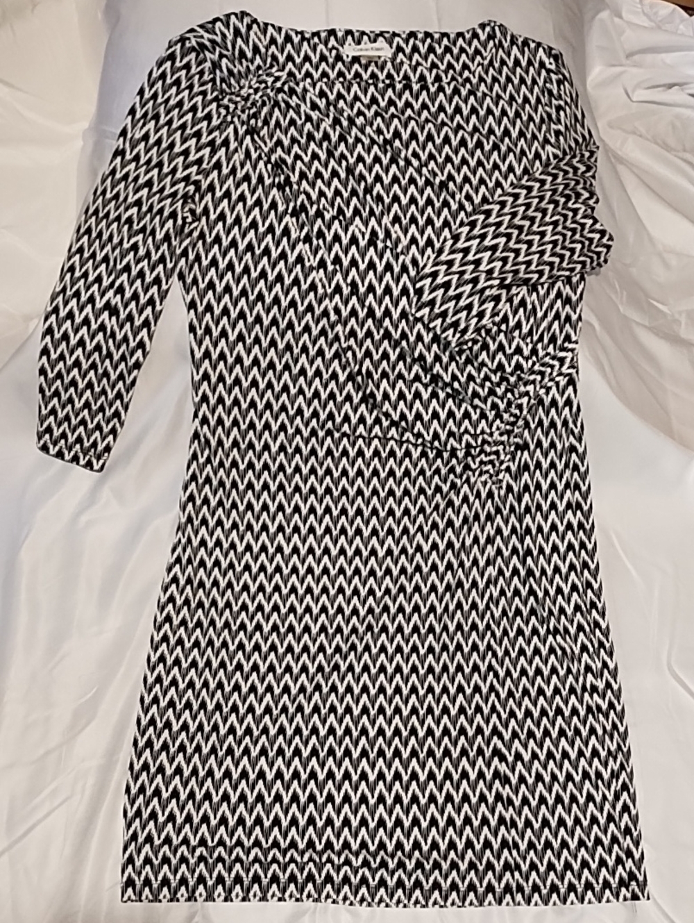 Calvin Klein EUC Size 14 Black and White Chevron Midi Dress.